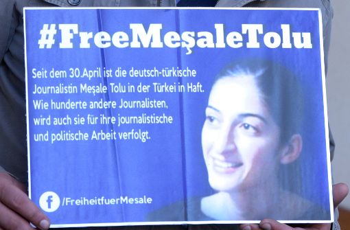 Der in der Türkei inhaftierten deutschen Journalistin und Übersetzerin Mesale Tolu drohen laut einem Medienbericht 15 Jahre Haft. Foto: dpa