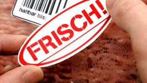 Bundeslandwirtschaftsminister Christian Schmidt (CSU) fordert, Lebensmittel zusätzlich zum Mindesthaltbarkeitsdatum mit dem Verfallsdatum zu kennzeichnen. Foto: dpa