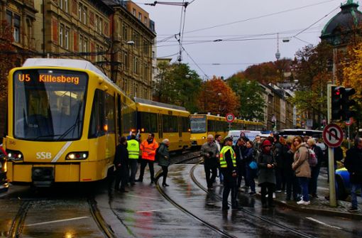 Passagiere der Stadtbahnlinie U5 müssen nach einem Unfall aussteigen. Foto: Andreas Rosar Fotoagentur-Stuttg