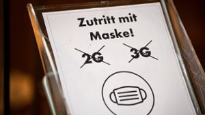 Die Maskenpflicht bleibt, 2G entfällt im Einzelhandel (Archivbild). Foto: dpa/Sina Schuldt