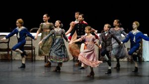 Gleich Kinder wird’s was geben: Kindertanz aus Edward Clugs neuem „Nussknacker“. Foto: Stuttgarter Ballett/Roman Novitzky