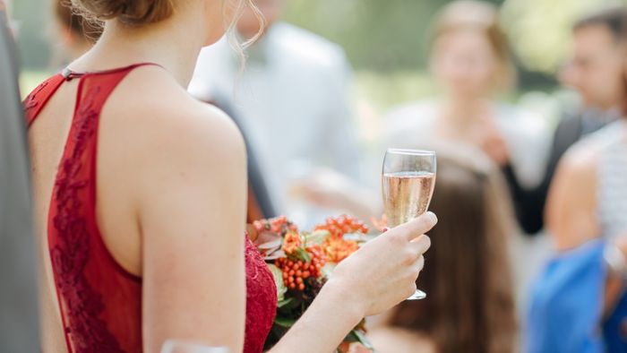 Was bedeutet ein rotes Kleid auf einer Hochzeit?