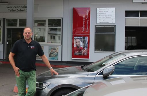 Autohaubesitzer Roger Schäufele will gegen das Fahrverbot klagen, das vielen seiner Kunden die Fahrt zu seiner Werkstatt unmöglich macht Foto: StN