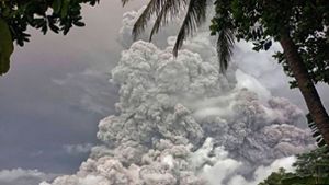 Der Vulkan Mount Ruang ist erneut ausgebrochen und hat Asche fast zwei Kilometer hoch in den Himmel geschleudert. Foto: Uncredited/Vulcanology and Geological Disaster Mitigation Center (PVMBG) via AP/dpa