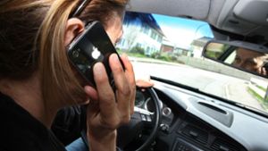 Experten warnen schon seit langem vor wachsenden Unfallgefahren durch die Benutzung vom Handy am Steuer. Foto: dpa