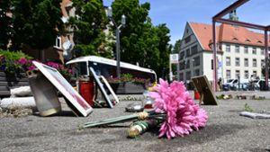 Blumen, Kerzen und Fotos auf dem Wilhelm-Geiger-Platz in Feuerbach erinnern an das getötete Opfer. Foto: dpa/Bernd Weißbrod