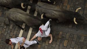 Stiere bei der Hatz durch Pamplona. Wieder werden Menschen verletzt. Foto: AP