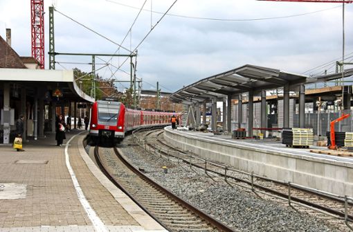 Auf dem Bahnhof Feuerbach wird der Bahnsteig 2 derzeit erneuert. Voraussichtlich ab Montag, 26. November, halten  die S-Bahnen Richtung Zuffenhausen wieder dort. Foto: Georg Friedel