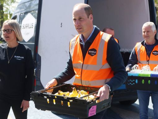 Beim Besuch einer gemeinnützigen Organisation in der Nähe von London packte Prinz William am Donnerstag selbst tatkräftig mit an. Foto: Ian Vogler/Daily Mirror/PA Photo