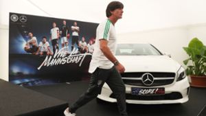 Bundestrainer Jogi Löw nach einer Pressekonferenz vor einer Mercedes-Limousine. Foto: dpa