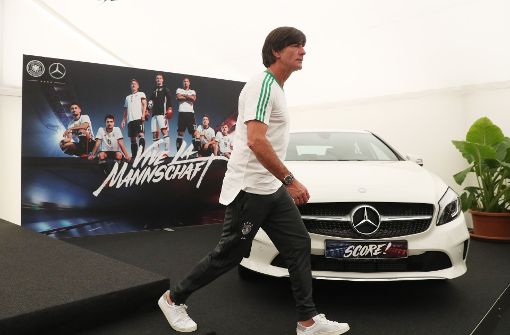 Bundestrainer Jogi Löw nach einer Pressekonferenz vor einer Mercedes-Limousine. Foto: dpa
