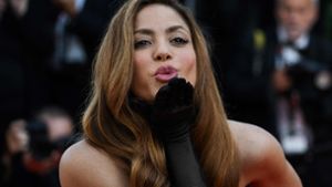 Küsschen für die Fans: Shakira 2022 bei den Filmfestspielen in Cannes Foto: AFP/Christophe Simon
