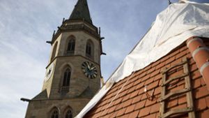Auf Höhe der Bauarbeiten: Der 66 Meter hohe Turm der Stadtkirche ist weithin sichtbar.Foto: Gottfried Stoppel Foto:  