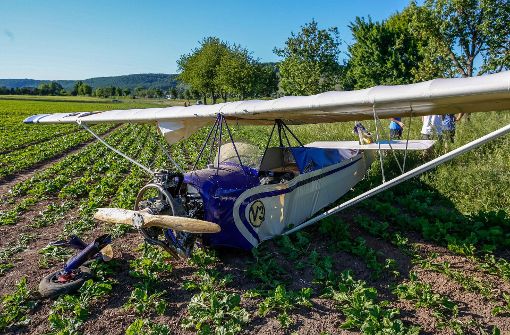 Wegen einer Motorstörung musste der Pilot dieses Ultraleichtflugzeugs notlanden. Foto: 7aktuell.de/Simon Adomat