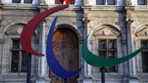 Das Logo der Paralympics 2024 in Paris ist vor dem Rathaus in Paris aufgestellt. Foto: dpa/Christophe Ena