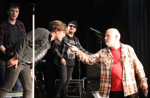 Pit Bäuerle (rechts) von der IG Kultur gibt Marcel Galos, dem Sänger der Band Punch’n’Crunch, das Wort. Foto: svo