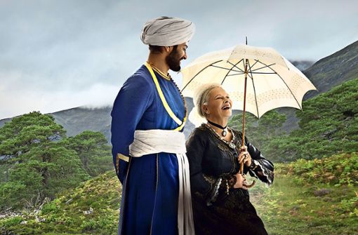 Ein vertrautes Paar:  Queen Victoria (Judi Dench) und Abdul (Ali Kazal) Foto: ZDF/Peter Mountain