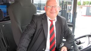 Der persönliche Kontakt ist ihm wichtig: Bevor Jürgen Deiß Busfahrer wurde, betrieb er eine Gaststätte. Foto: Eileen Breuer