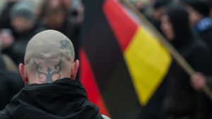 Rechtsextreme unterwandern immer häufiger Proteste. Hier der Teilnehmer einer Demonstration gegen angeblichen Asylmissbrauch in Brandenburg. Foto: dpa/Patrick Pleul