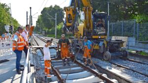 Gleisbauarbeiten auf der gesperrten Stadtbahnstrecke zwischen Wolfbusch und Gerlingen: Meter für Meter kommt der Bautrupp voran. Am Freitag soll alles fertig sein.Fotos: Petra Mostbacher-Dix Foto:  