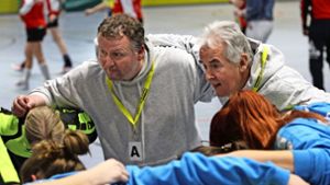 Sie kämpfen gemeinsam gegen die Hallennot: die Sportler aus Plieningen und Birkach. Auf dem Foto sind Handballerinnen des TV Plieningen zu sehen sowie deren Co-Trainer Markus Daigel (links) und  Folker Baur, der Vereinsvorsitzende (rechts). Foto: Yavuz Dural