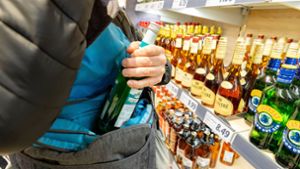 Unter anderem Alkohol hat der Ladendieb  gestohlen. Foto: IMAGO/C3 Pictures