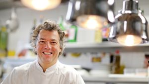 Peter Maria Schurr in seinem Element. Der gebürtige Schwarzwälder hat sich mit seinem Leipziger Restaurant „Falco“ den Titel „Koch des Jahres 2016“ erarbeitet. Foto: dpa