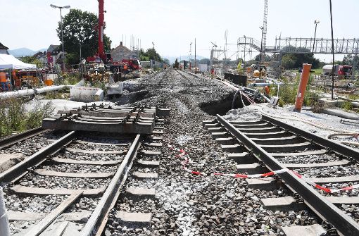 Seit der Tunnel unter den Gleisen eingebrochen ist, geht auf der Rheintalbahn nichts mehr. Und das hat internationale Auswirkungen. Foto: dpa