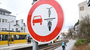 Seit Januar weisen solche Schilder Autofahrer auf das Überholverbot in Kaltental hin – wenn sie denn dastehen. Foto: dpa/Bernd Weißbrod