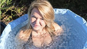Mancher bekommt da schon vom Hinsehen Frostbeulen: Für Silvana Kolman aber ist das zwischen 0 und 1 Grad kalte Wasser beim Eisbaden Entspannung pur. Foto: Eibner/Tasos Ioannou