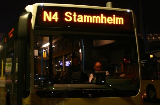 Nachtbusse verkehren in den Nächten vom 24. auf 25. Dezember sowie vom 25. auf 26. Dezember wie gewohnt ab der Haltestelle Schlossplatz. Foto: SSB