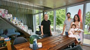 Der Architekt Thomas Sixt Finckh (links) mit Jan, Franziska, Emma und Mats Wächter in ihrem preisgekrönten Haus Foto: Ines Rudel