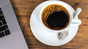 Für viele gehört zum Lesen oder Arbeiten in der Bibliothek ein Kaffee einfach dazu. Foto: imago images/MiS