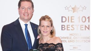 Hannes und Britta Bareiss vom Hotel Bareiss in Baiersbronn freuen sich über die Auszeichnung als bestes kulinarisches Hotel im Luxussegment. Foto: Agency People Image/Daniel Hinz