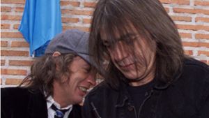 Angus Young (links) spielte als Leadgitarrist von AC/DC die Rolle im Vordergrund. Sein Bruder Malcom hielt sich auf der Bühne zurück, ist aber für viele große Hits der Band hauptverantwortlich. Foto: AFP