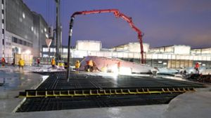 Arbeiter betonieren im November das letzte Stück des Dachs des neuen Tiefbahnhofs. (Archivbild) Foto: dpa/Bernd Weißbrod