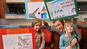 Mit selbst gemalten Plakaten zeigen Kinder und Eltern, was sie von den Plänen halten. Foto: Torsten Schöll