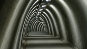 Dieser Tunnel erinnert an den Korridor in einem futuristischen Sternenkreuzer.  Foto: Torsten Schöll