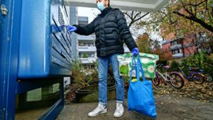 Samet Mutlu von Helfen statt Hamstern liefert bestellte Einkäufe in Sindelfingen  ab. Foto: factum/Granville
