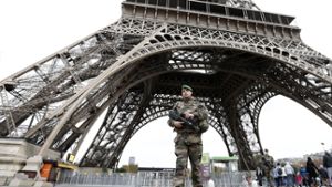 Sicherheitsvorkehrungen in Paris: Soldat unter dem Eiffelturm Foto: dpa