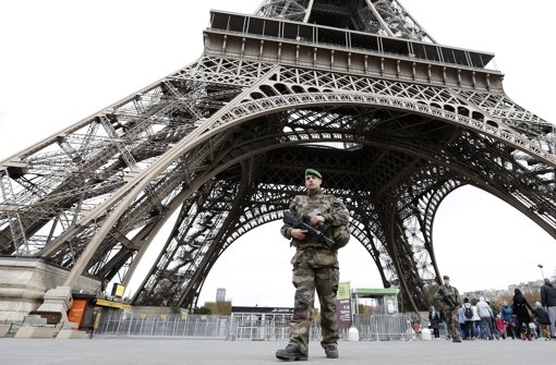 Sicherheitsvorkehrungen in Paris: Soldat unter dem Eiffelturm Foto: dpa