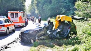 Der Fahrer des VW musste von der Feuerwehr aus seinem zerstörten Wagen geholt werden. Foto: 7aktuell.de /Kevin Lermer