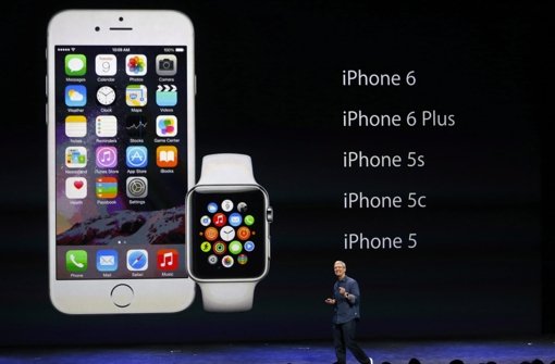 Apple schwimmt dank des iPhone 6 auf einer Welle des Erfolges. Nun hat CEO Tim Cook für die Apple Watch einen konkreteren Starttermin genannt: Die Uhr soll im April erscheinen. Foto: dpa