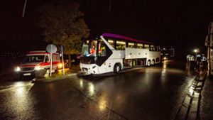 Der Reisebus auf dem Parkplatz: Das Rote Kreuz versorgte die Insassen. Foto: 7aktuell/ 