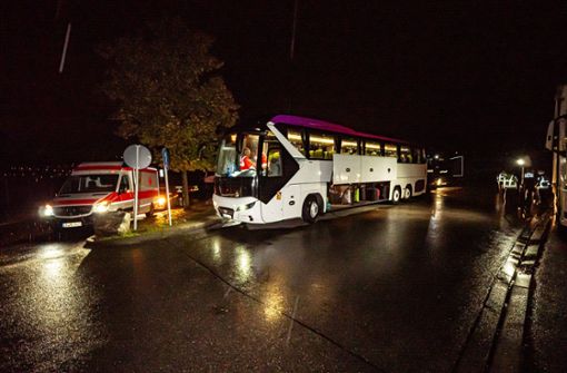 Der Reisebus auf dem Parkplatz: Das Rote Kreuz versorgte die Insassen. Foto: 7aktuell/ 
