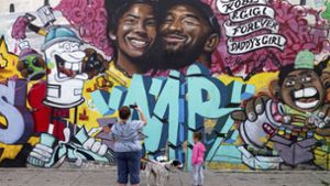 Ein letztes Bild von der Legende: Wandgemälde in Los Angeles, das den verstorbenen ehemaligen Basketballspieler Bryant und seine Tochter darstellt. Foto: dpa/David Crane
