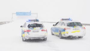 Die Autobahn 7 musste wegen des Winterwetters gesperrt werden. In unserer Fotostrecke gibt es die markantesten Bilder zum Schnee-Chaos. Foto: dpa/Julian Stratenschulte