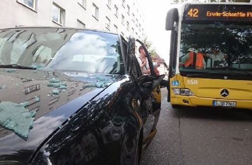 Eine Frau ist bei dem Unfall in der Stuttgarter Ostendstraße verletzt worden. Foto: Rosar