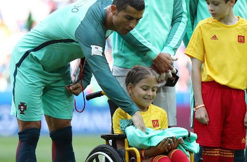 Cristiano Ronaldo schenkte dem Mädchen auch seine Trainingsjacke. Foto: Getty