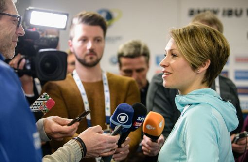 Magdalena Neuner wird heute noch immer gerne von Journalisten befragt – und sie selbst nimmt vor den TV-Kameras ihre Ex-Kollegen ins Kreuzverhör Foto: dpa/Matthias Balk